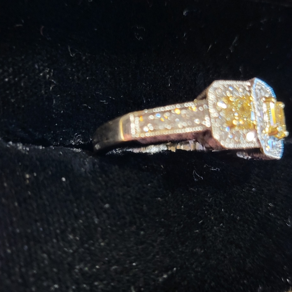 Engagement ring - Picture 2 of 3